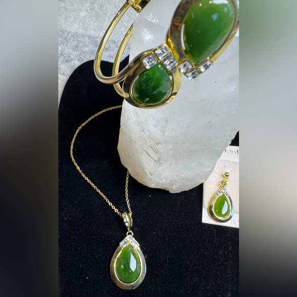 Authentic B.C. Jade Set of Gold Tone Earrings Necklace & Bracelet - Picture 5 of 15